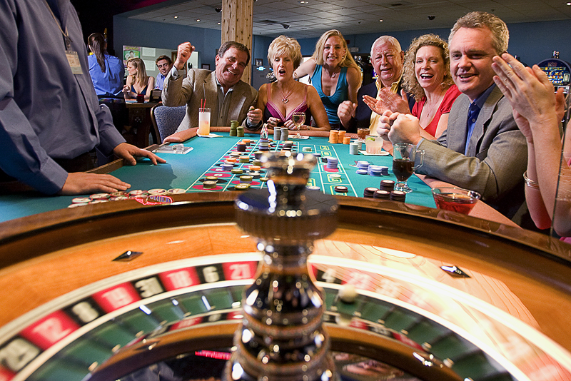 Сыграем в азартные игры. Казино Монте Карло крупье Рулетка. Игральный стол в казино. Рулетка казино выигрыш. Игрок в казино.