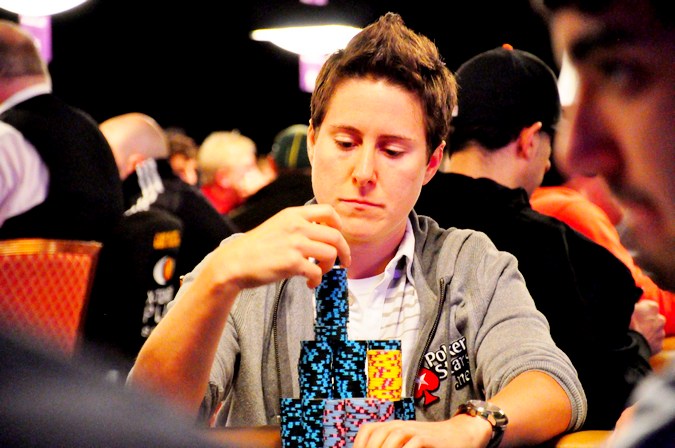 Ванесса Селбст – чип-лидер Event 39: $10 000 Six-Handed No Limit Hold'em Championship